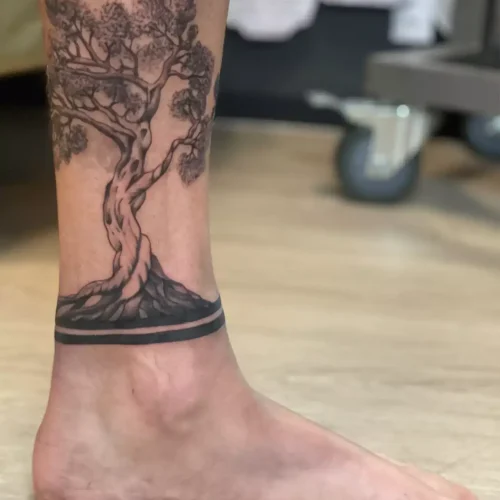 Tattoo Black en Grey Boom Onderbeen | Portfolio | Tattoo Studio Apart Waddinxveen