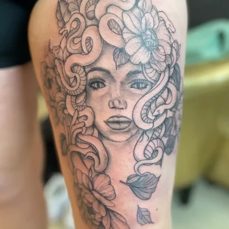 Tattoo Black en Grey Gezicht Vrouw Bovenbeen | Portfolio | Tattoo Studio Apart Waddinxveen