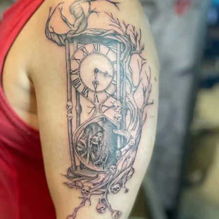 Tattoo Black en Grey Klok Bovenarm | Portfolio | Tattoo Studio Apart Waddinxveen