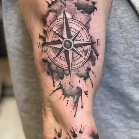 Tattoo Black en Grey Kompas Bovenarm | Portfolio | Tattoo Studio Apart Waddinxveen