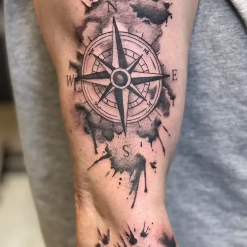 Tattoo Black en Grey Kompas Bovenarm | Portfolio | Tattoo Studio Apart Waddinxveen