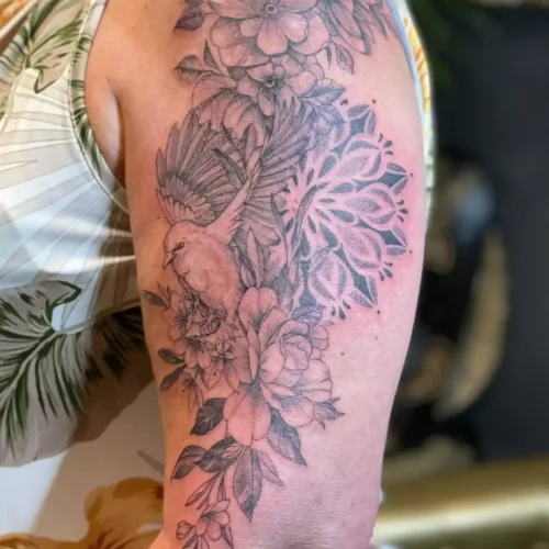 Tattoo Bloemen Bovenarm | Portfolio | Tattoo Studio Apart Waddinxveen