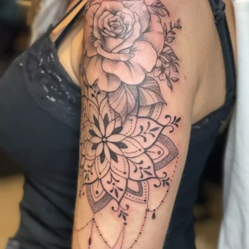 Tattoo Bloemen Bovenarm Vrouw | Portfolio | Tattoo Studio Apart Waddinxveen