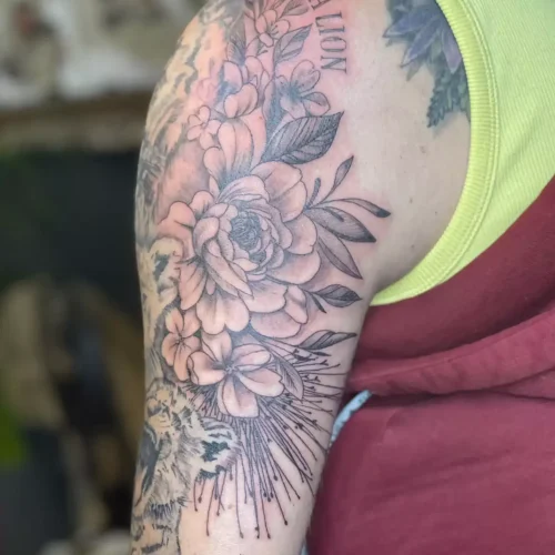 Tattoo Bloemen Schouder Man | Portfolio | Tattoo Studio Apart Waddinxveen