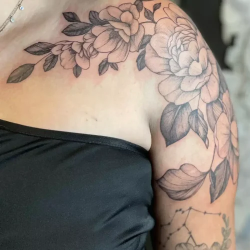Tattoo Bloemen Schouder | Portfolio | Tattoo Studio Apart Waddinxveen
