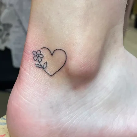 Tattoo Fineline Hartje Enkel | Portfolio | Tattoo Studio Apart Waddinxveen