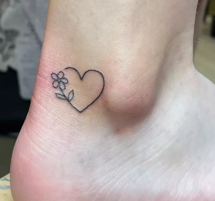 Tattoo Fineline Hartje Enkel | Portfolio | Tattoo Studio Apart Waddinxveen