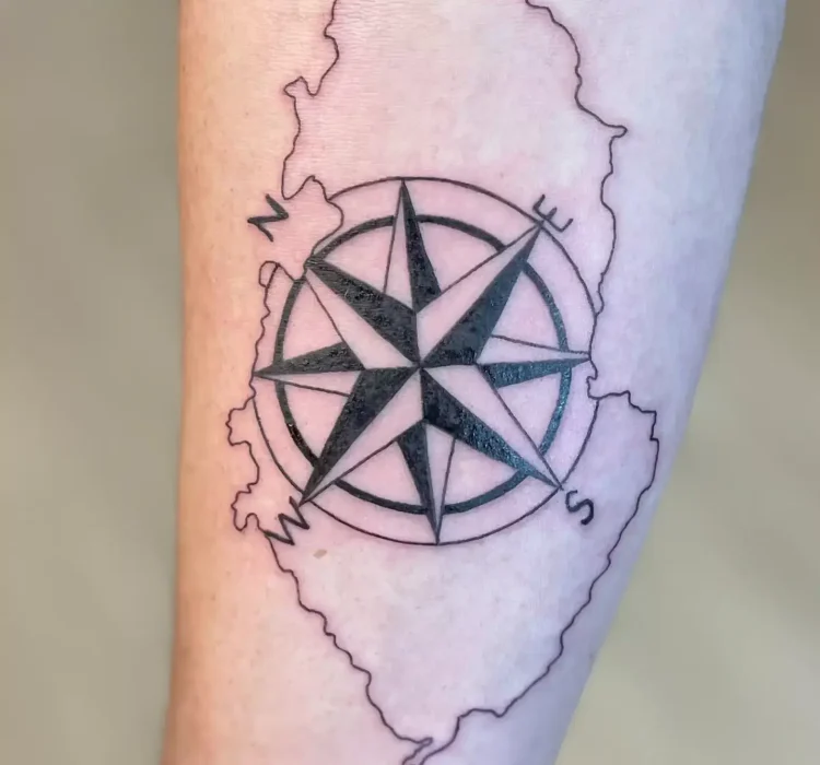 Tattoo Fineline Kompas | Portfolio | Tattoo Studio Apart Waddinxveen