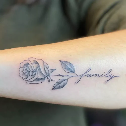 Tattoo Fineline Roos Tekst | Portfolio | Tattoo Studio Apart Waddinxveen