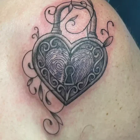 Tattoo Fineline Slot Hart | Portfolio | Tattoo Studio Apart Waddinxveen