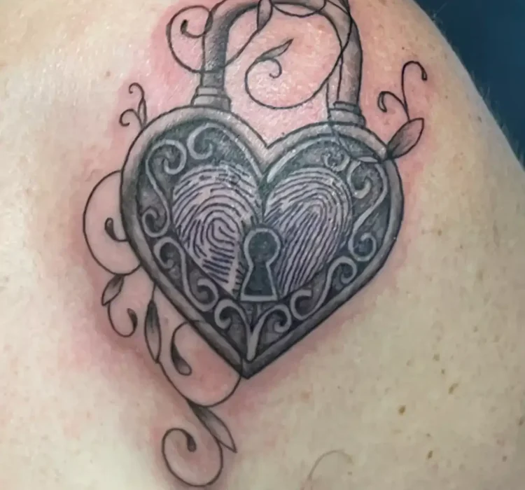 Tattoo Fineline Slot Hart | Portfolio | Tattoo Studio Apart Waddinxveen